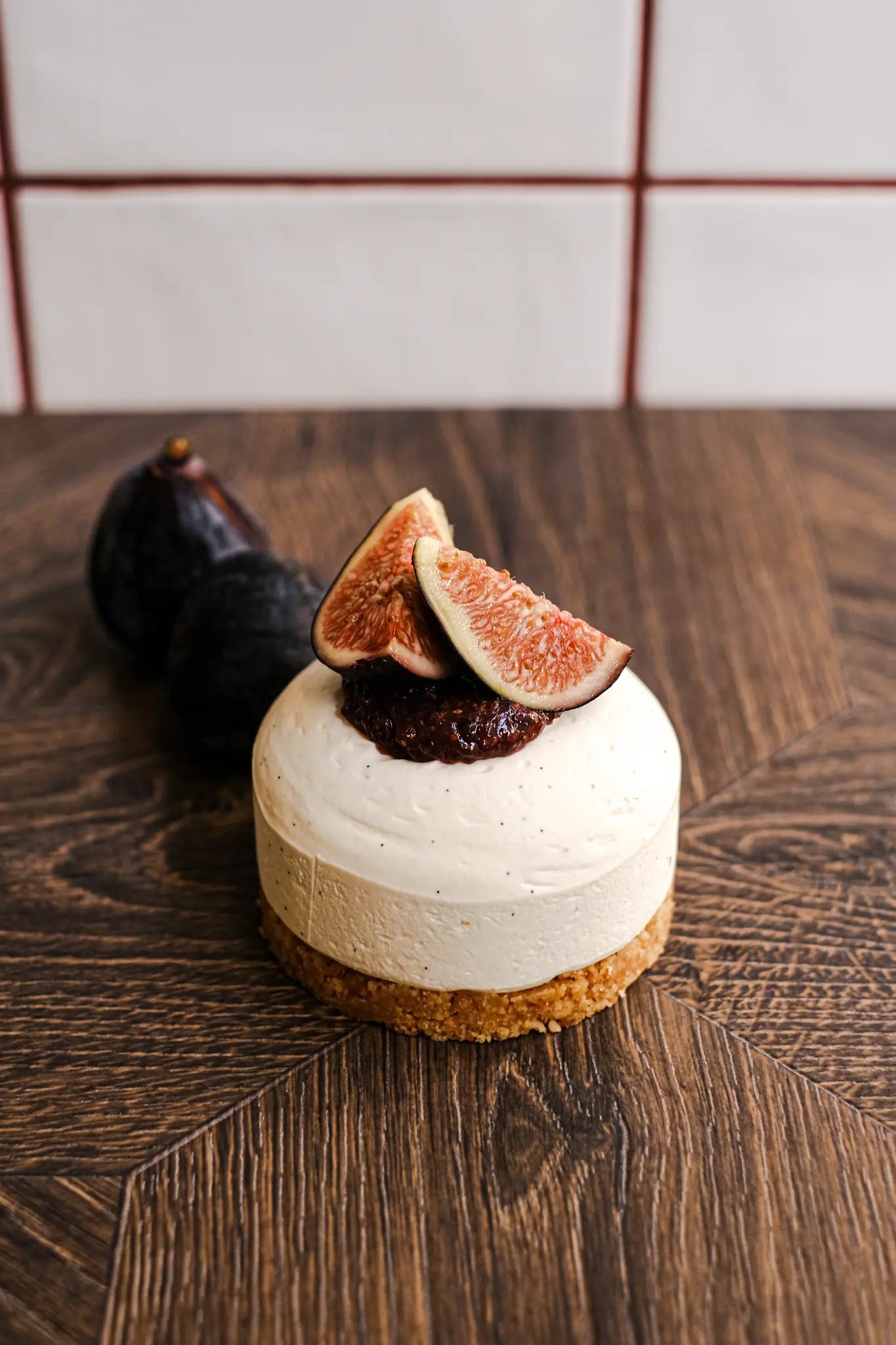 Cheesecake crémeux à la figue, pâtisserie artisanale du Lab 121 à Bordeaux.